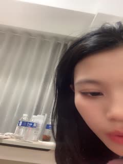 清纯小妹露脸展示，全裸在床上让小哥拍给狼友看，只看不草又不会怀孕，奶子很嫩逼逼性感，还没长几根毛刺激第01集 [HD]-leb